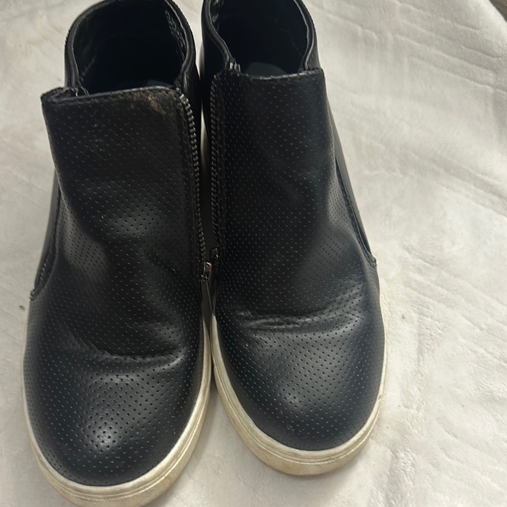 Black Minimalist Slip-On Sneakers with Textured Upper